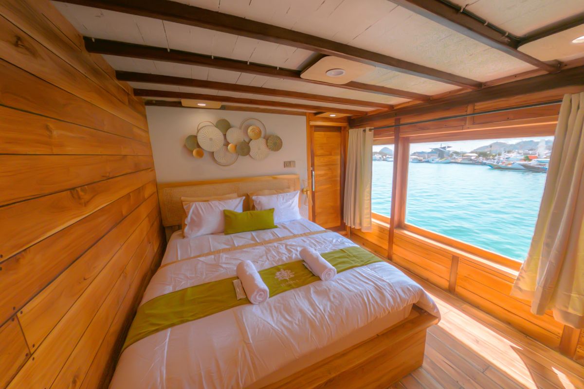 YMN Luxury Boat